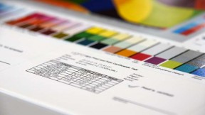 Une sortie papier certifiée et sa MediaWedge.