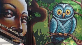 La fresque ajoute un peu de couleur et de vie dans un lieu un peu morne.