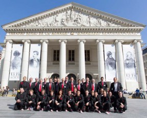 L'équipe belge devant La Monnaie